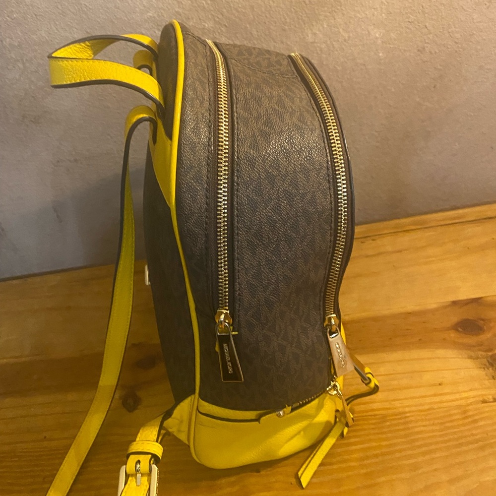 Backpack - Picture 3 of 4
